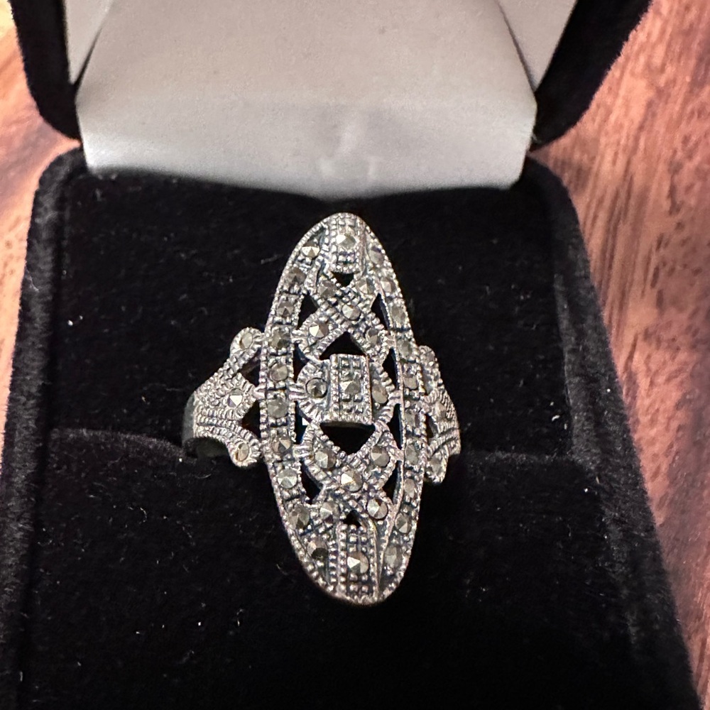 Elegant Silver marcasite Filigree Ring